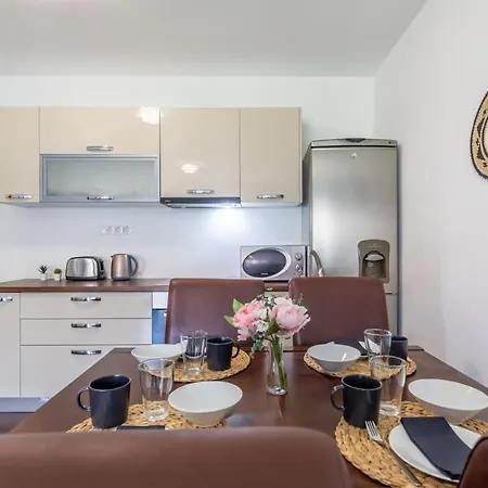 Sunny Balcony - Cute And Cozy Apartment Budapest