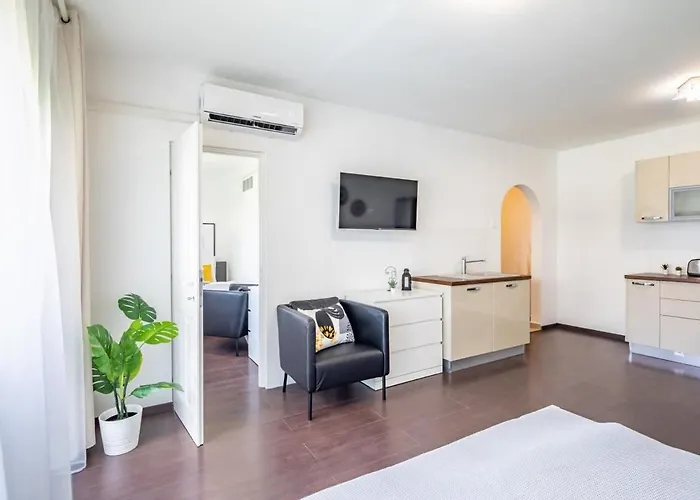 Sunny Balcony - Cute And Cozy דירה