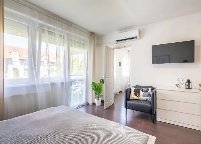 Sunny Balcony - Cute And Cozy Apartment *